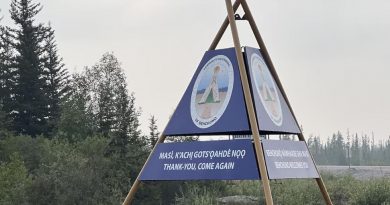 Une enseigne à l'entrée de Behchokǫ̀