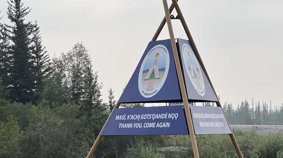Une enseigne à l'entrée de Behchokǫ̀