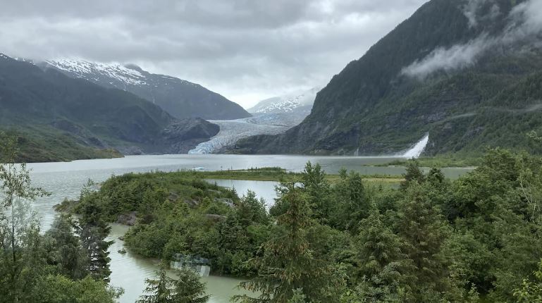 Image de montagnes avec, au loin, un glacier.