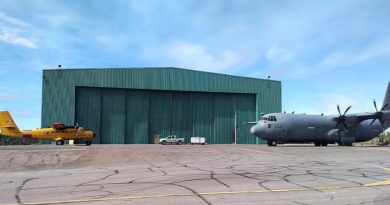 Un hangar avec deux avions