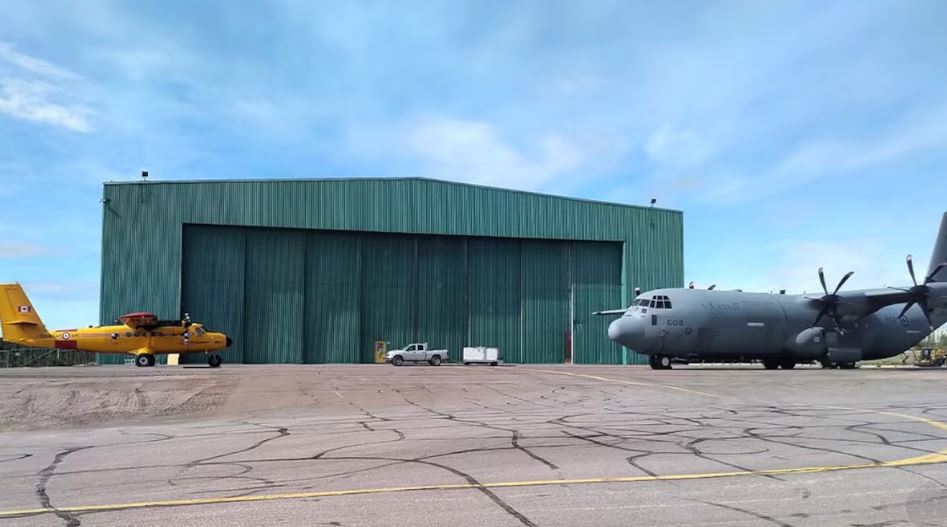 Un hangar avec deux avions