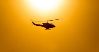Image d'un hélicoptère entouré d'un ciel jaune.