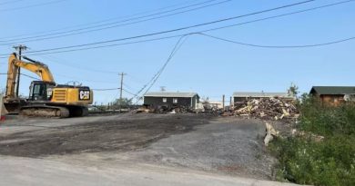 Un terrain avec les décombres d'un incendie.
