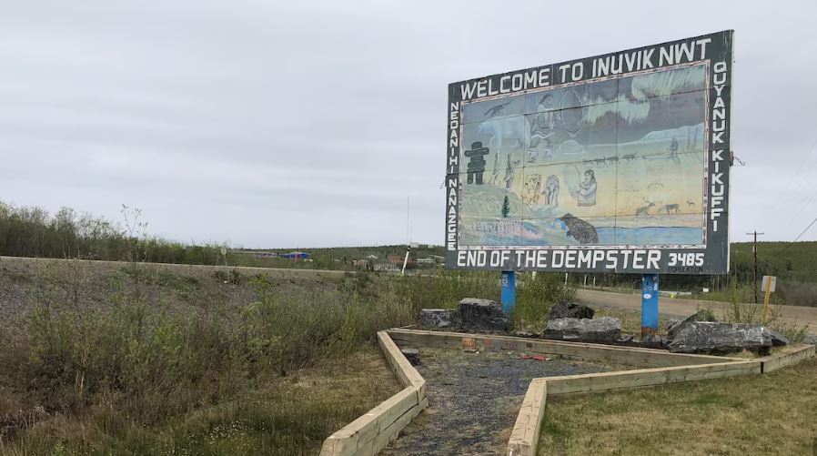 Une pancarte à l’entrée d’Inuvik