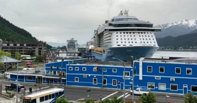 Au moins trois bateaux de croisière à quai dans la ville de Juneau.