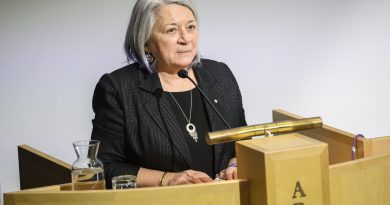 La gouverneure générale Mary Simon est derrière un micro.