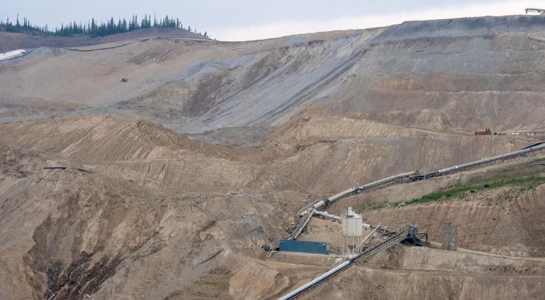 Vue sur une mine d'or et un flanc de montagne, le 3 juillet 2024, près de Mayo, au Yukon.