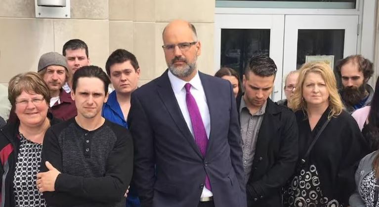 Groupe de gens devant un immeuble, en Ontario.