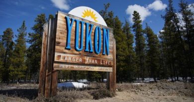 Affiche du Yukon avec la mention « plus grand que nature »