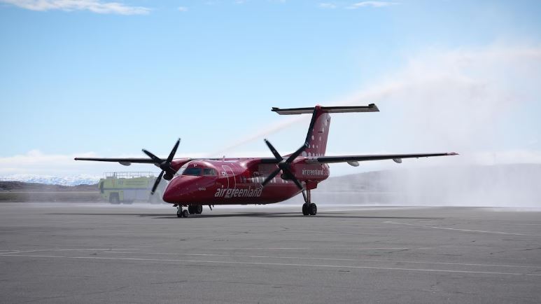 Un avion sur un tarmac