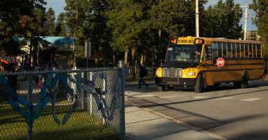Un autobus dépose des enfants à l'école