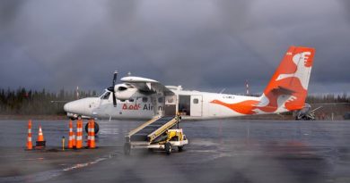 Un petit avion sur le tarmac