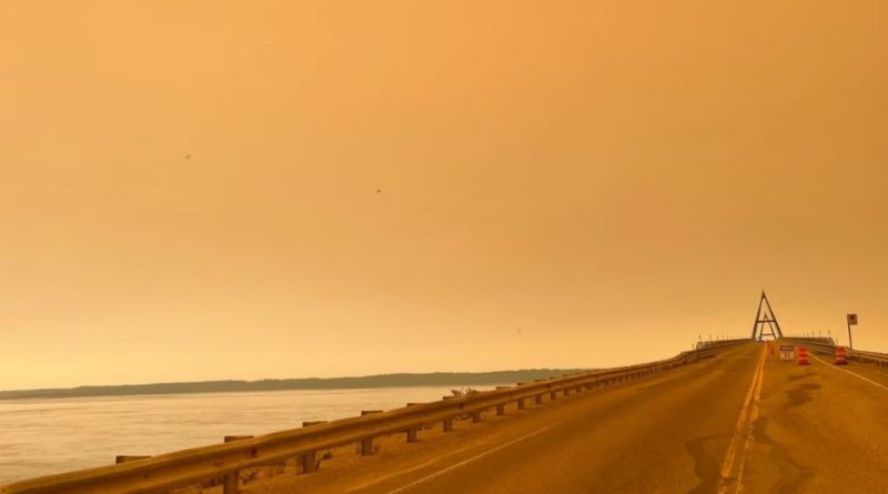 Une route avec un ciel orangé à droite