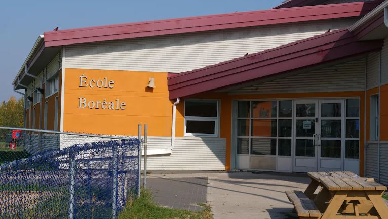 Façade de l'École Boréale, à Hay River, le 20 septembre 2023.