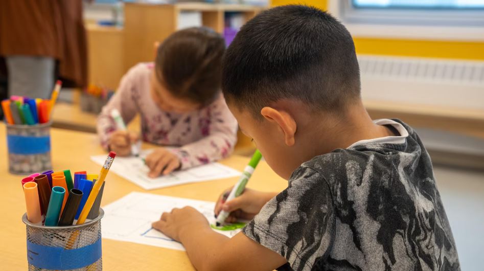 Deux enfants dessinent