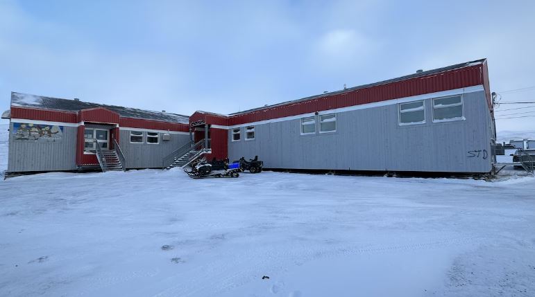 Vue de l'extérieur d'un immeuble, l'hiver