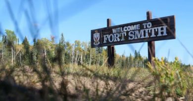 Une affiche avec la mention '' welcome to Fort Smith ''