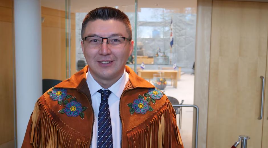 Un homme sourit à la caméra