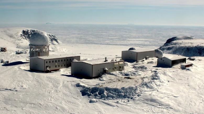 Plusieurs bâtiments sur la glace.