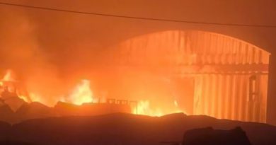 Un bâtiment en flammes dans la nuit.