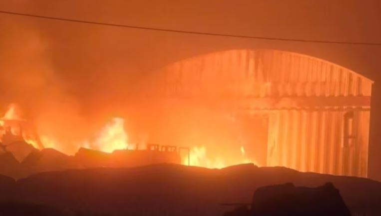 Un bâtiment en flammes dans la nuit.