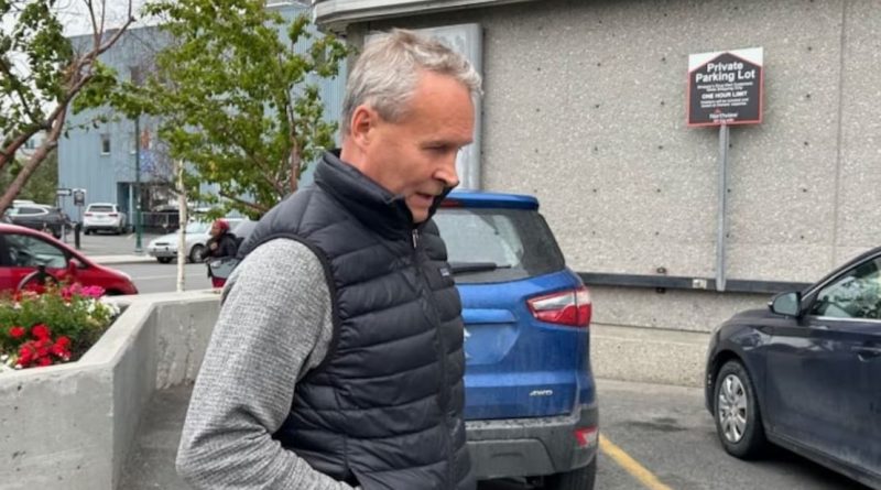 Un homme penche la tête