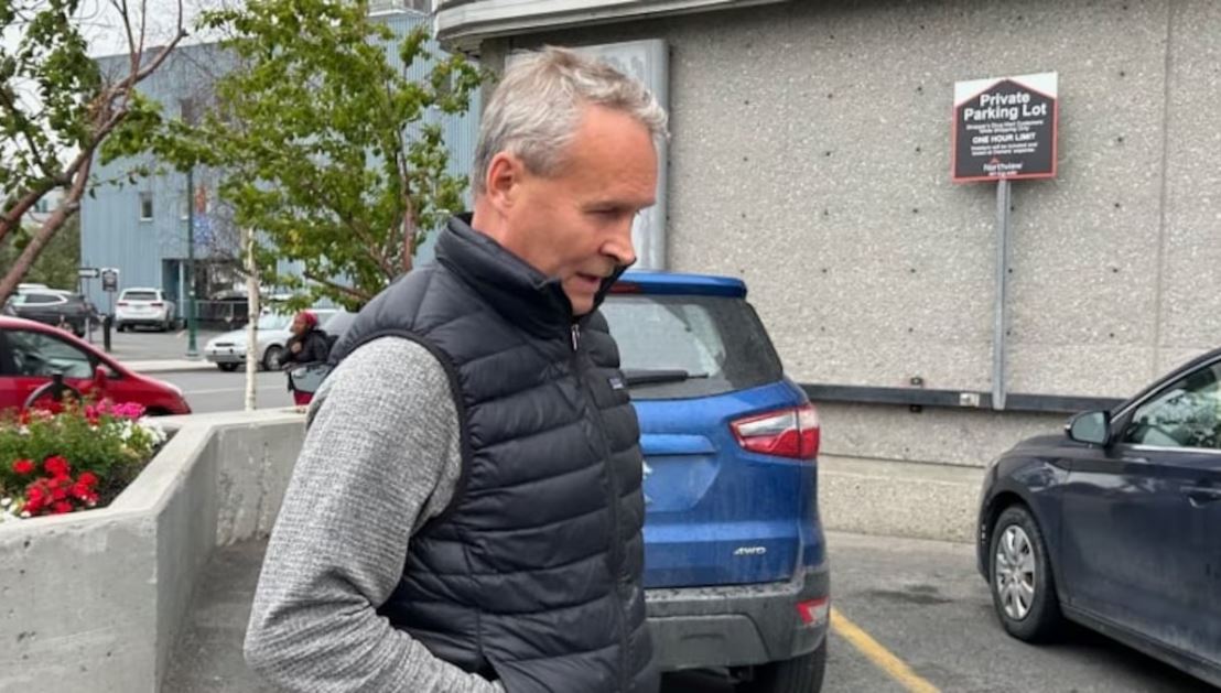 Un homme penche la tête