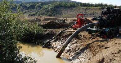 Un tas de roche avec de l'eau dans une mine.