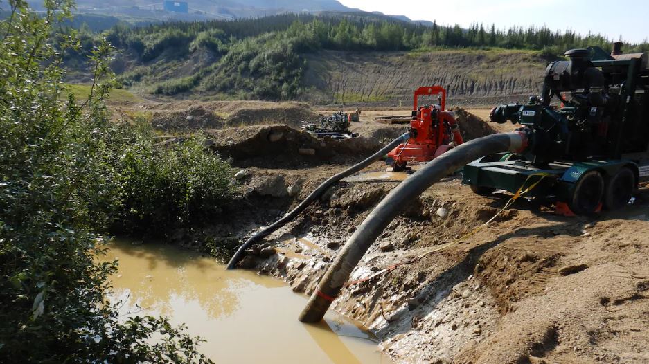 Un tas de roche avec de l'eau dans une mine.