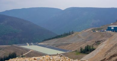 Vue sur une mine entourée de montagnes, le 3 juillet 2024, au Yukon.