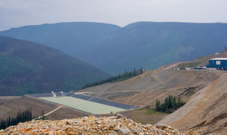 Vue sur une mine entourée de montagnes, le 3 juillet 2024, au Yukon.