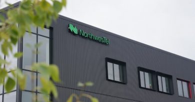 Un immeuble avec le logo vert de la compagnie NorthwesTel.