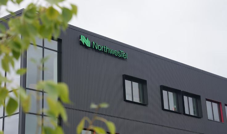 Un immeuble avec le logo vert de la compagnie NorthwesTel.