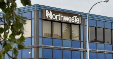 Un immeuble vitré avec un panneau indiquant « Northwestel »