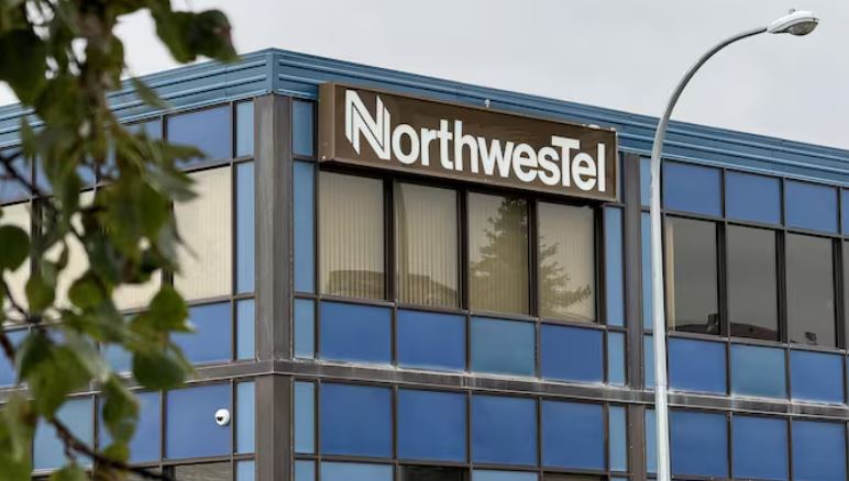 Un immeuble vitré avec un panneau indiquant « Northwestel »