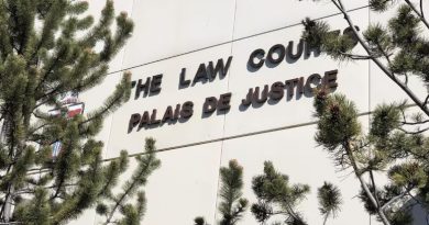 Gros plan des mots « Palais de justice » sur un édifice