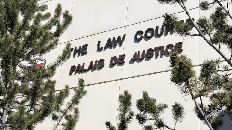 Gros plan des mots « Palais de justice » sur un édifice