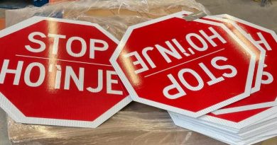 Des panneaux d'arrêt en anglais et en Hän