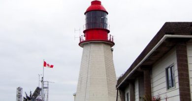 Photo d'un phare et d'un drapeau canadien