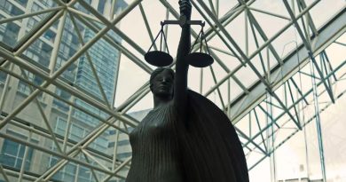 Une statue de Thémis, la déesse grecque de la justice, à l'entrée de la Cour suprême de la Colombie-Britannique, à Vancouver, le 1er novembre 2017.