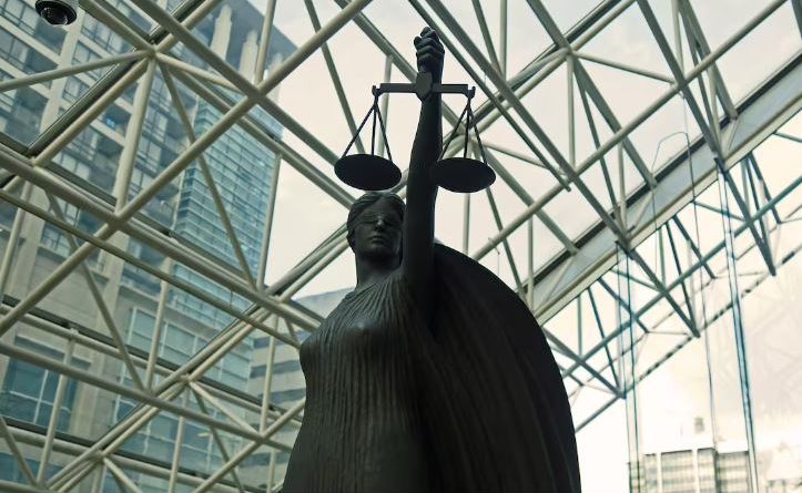 Une statue de Thémis, la déesse grecque de la justice, à l'entrée de la Cour suprême de la Colombie-Britannique, à Vancouver, le 1er novembre 2017.