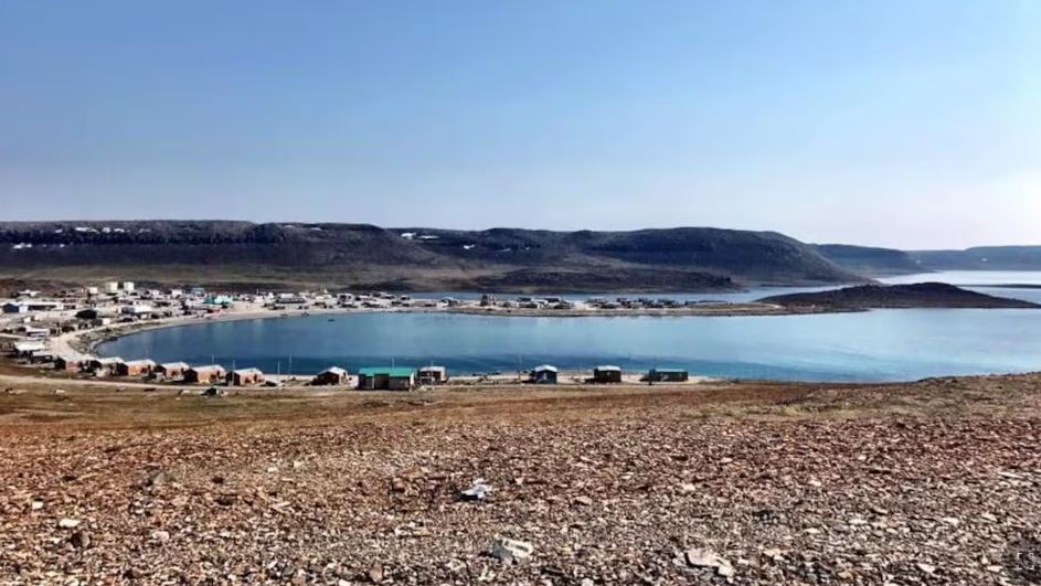 Vue d'un village situé au bord de l'eau.