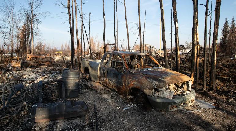 Une voiture calcinée par les flammes dans un secteur résidentiel du hameau d'Enterprise, aux Territoires du Nord-Ouest, le 11 octobre 2023.