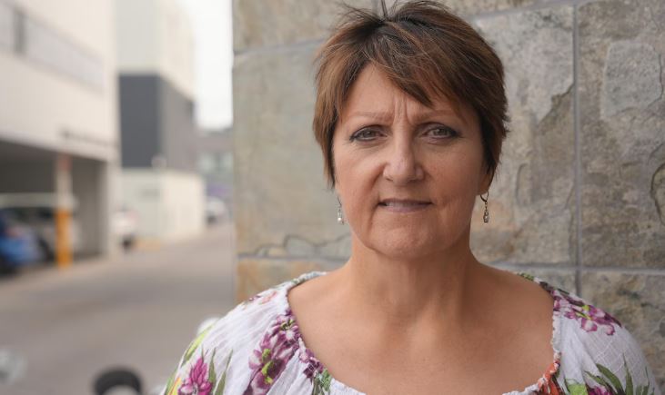 Yvonne Careen devant un mur de pierres, le 13 août 2024, à Yellowknife.