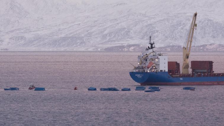 Des conteneurs maritimes à la dérive près d'un bateau le 27 octobre 2023.