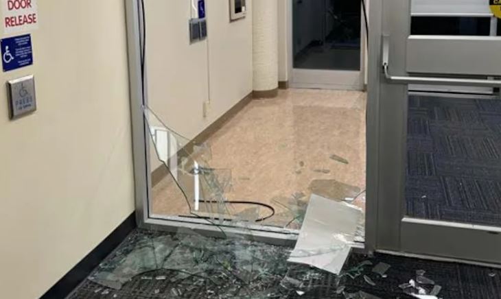 Une porte endommagée.