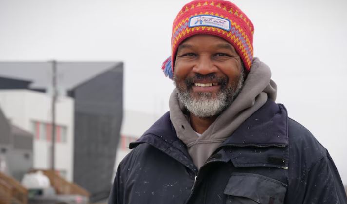 Un homme dans une rue de Cambridge Bay, au Nunavut, en septembre 2022.