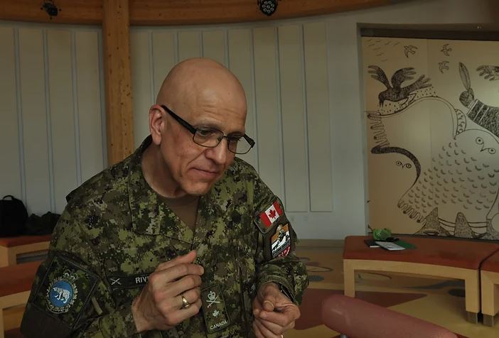Dan Rivière regarde devant lui.