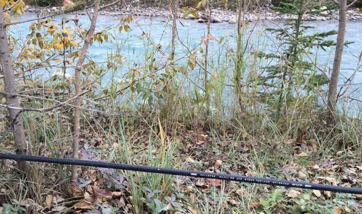 Plan d'une ligne de fibre optique le long d'une rivière.