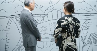 Deux personnes observent une oeuvre d'art.